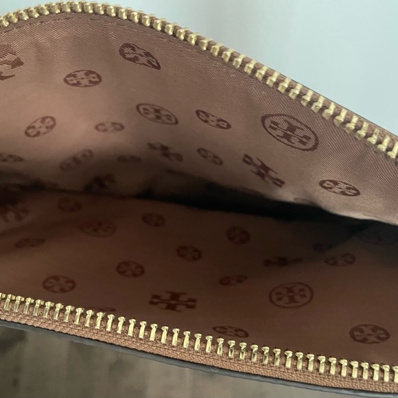 Tory Burch Robinson Pebbled Leather Messenger Tote - Picture 7 of 11